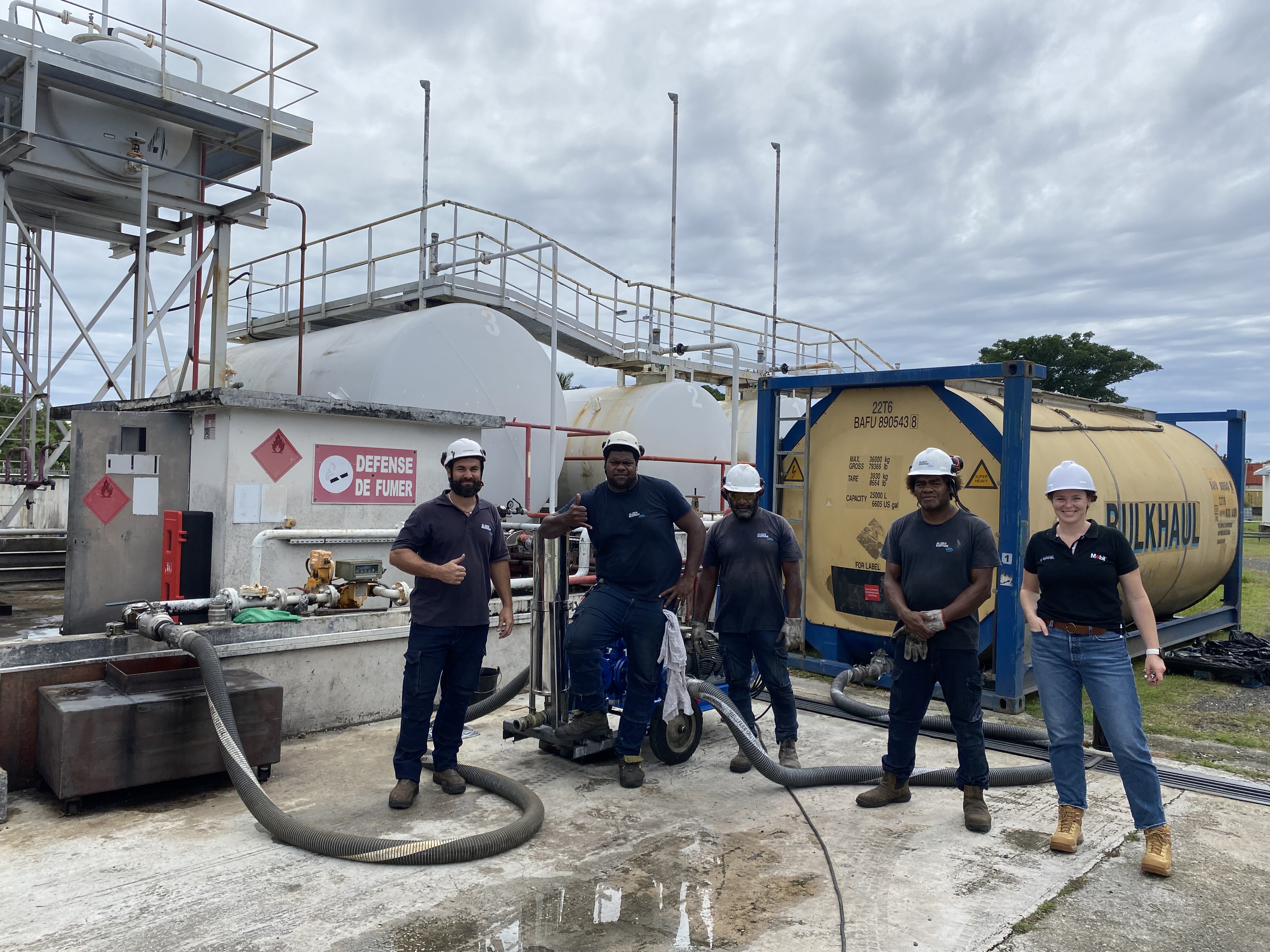 Remplissage des tanktainers dans les cuves de la centrale de Lifou le 12 avril