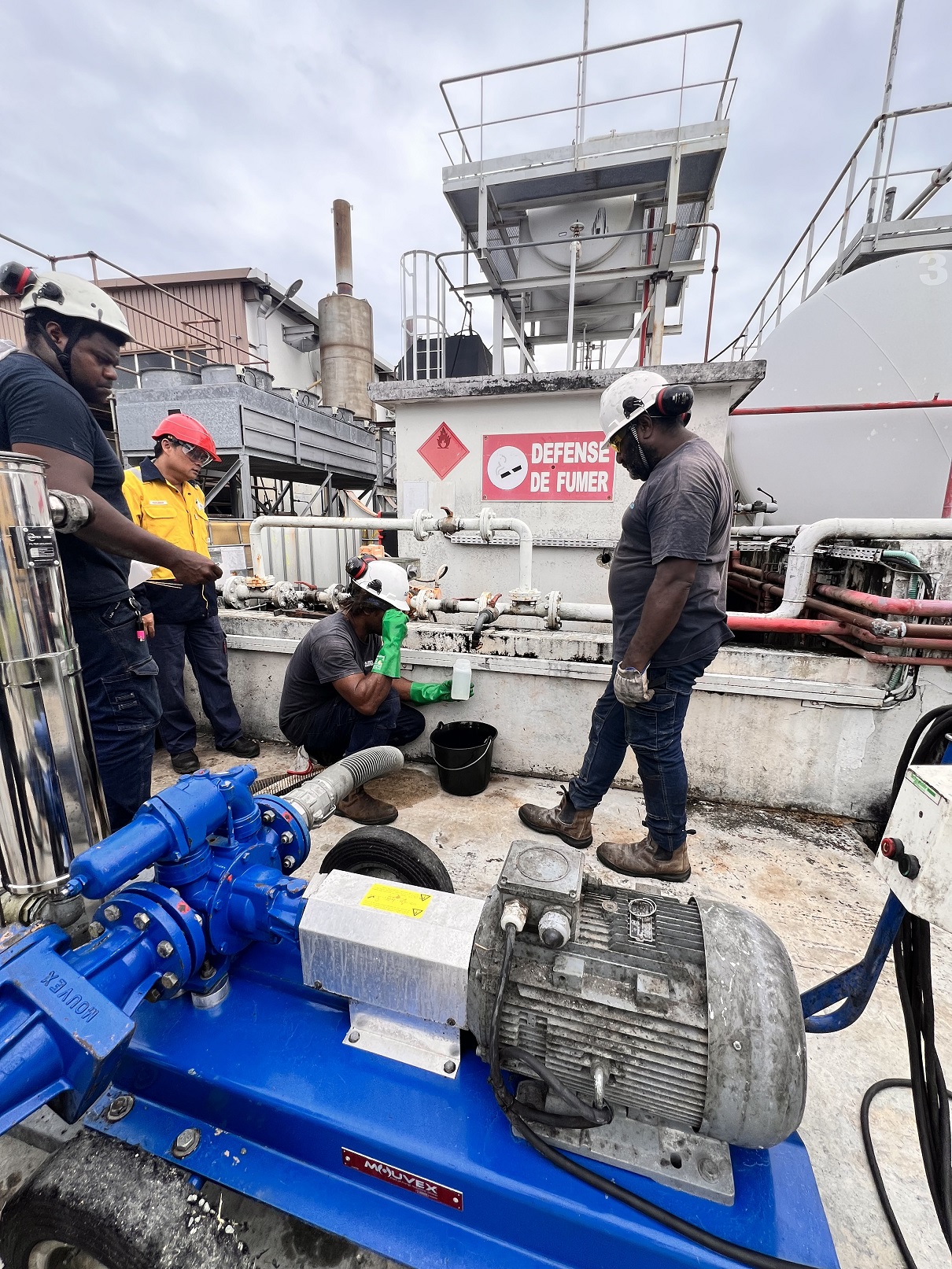 Remplissage des tanktainers dans les cuves de la centrale de Lifou le 12 avril